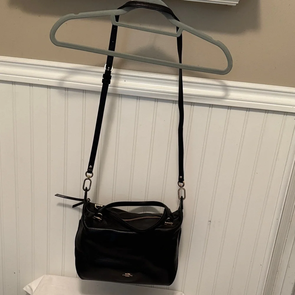 Coach Black Leather Hobo Shoulder Bag with Gold Hardware - Picture 3 of 7